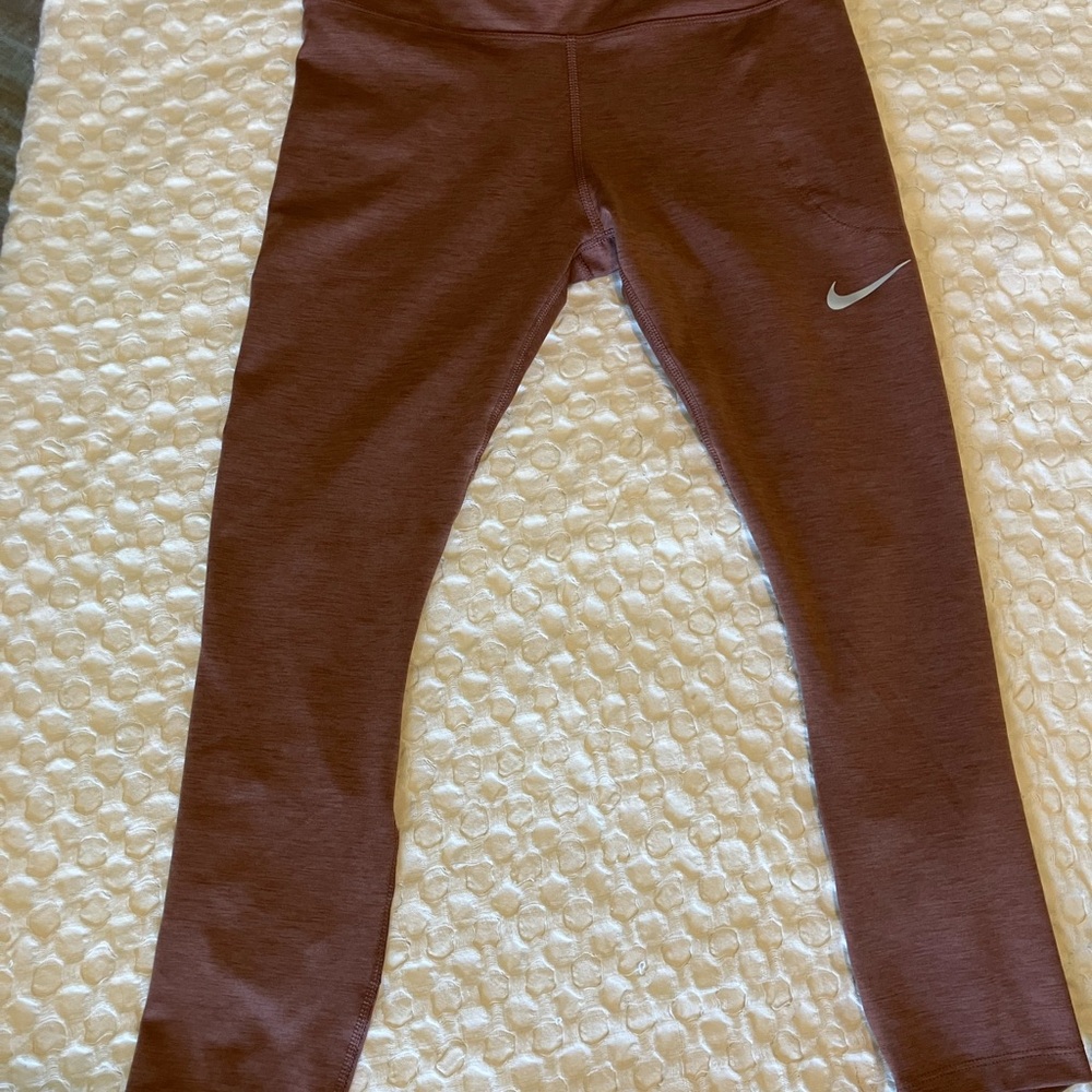 ⭐️Nike Tan/Mauve Cropped Leggings Small⭐️